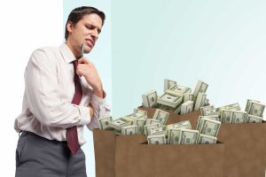 hombre-pensativo-con-una-infografia-con-cabezas